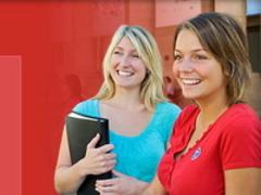 Zwei lachende Mädchen