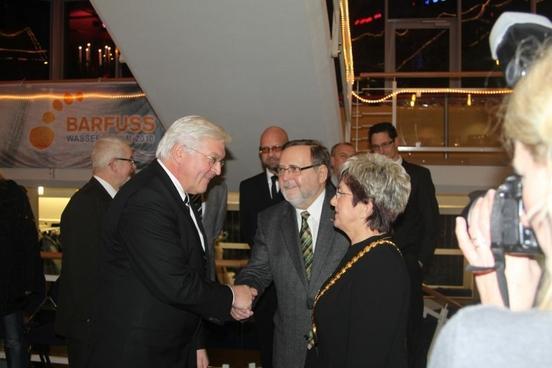 SPD-Fraktionsvorsitzender Frank-Walter Steinmeier wird von der Oberbürgermeisterin und SVV-Präsidiumsmitglied Klaus Windeck begrüßt.