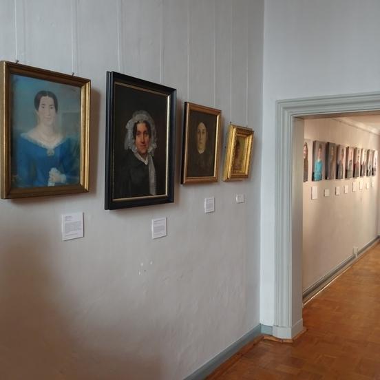 Ein Blick in die Sonderausstellung „FrauenANSICHTEN“: alte Bilder und junge Fotos von tollen Frauen an einer Wand (Stadtmuseum Brandenburg an der Havel)
