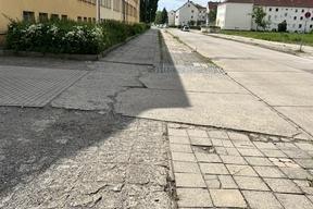 zu sehen ist der Zustand des Gehwegbereiches vor den Bauarbeiten