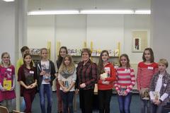 Dr. Dietlind Tiemann mit den Wettbewerbsteilnehmern