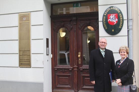 Dr. Dietlind Tiemann und Erhard Skupch vor der litauischen Botschaft in Berlin