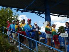 Zuschauer verfolgen von der Tribüne aus den Wettkampf.