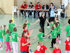 Oberbürgermeisterin und "Adi" eröffnen zusammen mit den Kita-Knirpsen das sportliche Treiben.