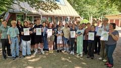 Vertreter der beteiligten Klassen mit ihren Urkunden und Preisen.