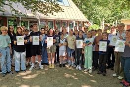 Vertreter der beteiligten Klassen mit ihren Urkunden und Preisen.