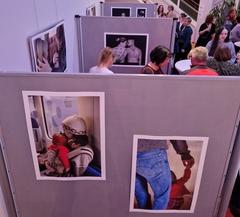 "Empowering Cennections: Solidarity in Safe Spaces" ist der Titel der Ausstellung um Foyer der Studiobühne.