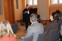 Die Violinistin Elisabeth Zadaroshna von der Musikschule Vicco von Bülow eröffnete den Fachtag.