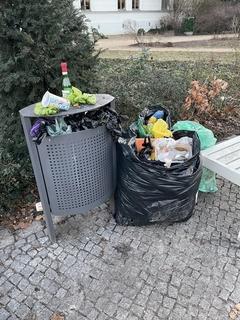 Größere Abfallmengen sowie wertstoffhaltige Verpackungsmaterialien aus Glas oder Papier gehören in die dafür vorgesehenen haushaltsnahen Restmüll- bzw