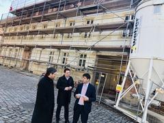 Domkurator Dr. Cord-Georg Hasselmann, Manuel Asmus, Geschäftsführer Domstift, Oberbürgermeister Steffen Scheller vor der Domherberge (v.l.n.r.)