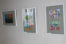 3 ausgestellte Bilder mit Tier- und Pflanzenmotiven sowie einem Spaziergang