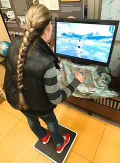 Durch Verlagerung des Körpergewichts auf der Kraftmessplatte werden die Spiele gesteuert