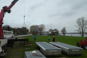 Neue Stege werden abgeladen