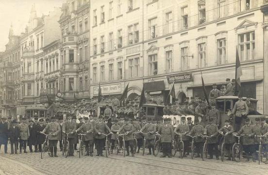 Mitglieder des „Reichsbanners“, eine der SPD nahestehende Organisation versammeln sich in den frühen 1920er Jahren auf der Steinstraße (Foto: Stadtmuseum Brandenburg an der Havel)