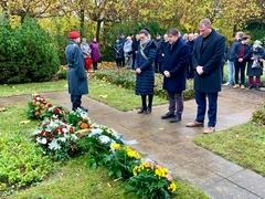 Oberbürgermeister Steffen Scheller und die Beigeordneten Alexandra Adel und Thomas Barz bei der Kranzniederlegung