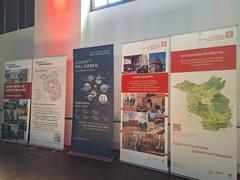 Infotafeln regionaler Netzwerke und Initiativen veranschaulichsten Stadtentwickung in den historischen Stadtkernen.