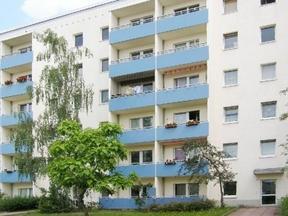 Ein Wohngebäude mit Balkonen