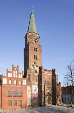 Fotografie des Haupteingangs des Brandenburger Doms von der Innenhofseite.