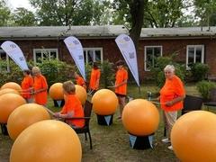 Drums Alive® Battle 2.0 auf orangenen Bällen.