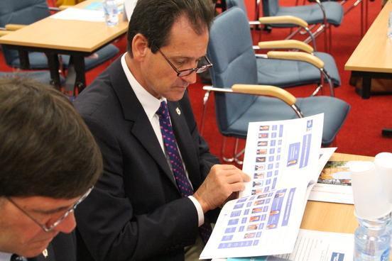 Vertreter der europäischen Ruderverbände studieren das Bulletin der EM 2016.