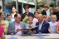 Prof. Wilms und OB Keip mit der Vereinbarung.