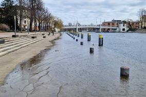 Das Salzhofufer ist leicht überschwemmt.