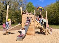 Kinder auf einem Spielplatz.
