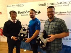 Oberbürgermeister Steffen Scheller (links), Matthias Erxleben (Mitte) und Matthias Kenzler vom WSV Stahl Beetzsee Brandenburg e.V..