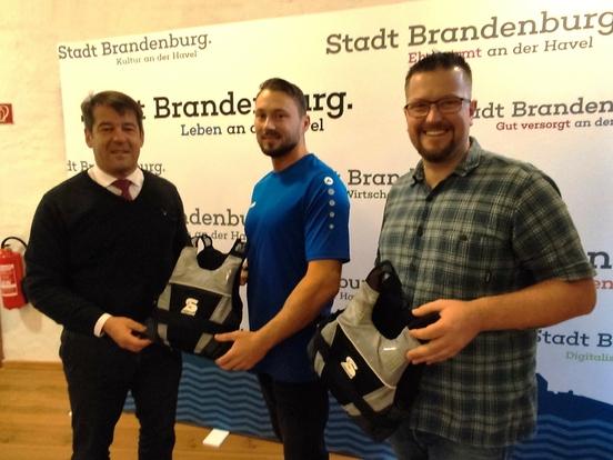 Oberbürgermeister Steffen Scheller (l.), Matthias Erxleben (Mitte) und Matthias Kenzler vom WSV Stahl Beetzsee Brandenburg e.V..