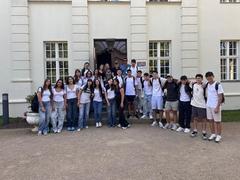 Gruppenfoto vor dem Schloß Gollwitz.