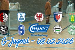 Kinder warten auf den Start eines Fußballspiels.