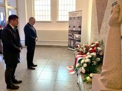 Oberbürgermeister Steffen Scheller und Innenminister Michael Stübgen bei der Kranzniederlegung.