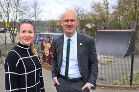 Oberbürgermeister Daniel Keip wird bei der Kinder- und Jugendsprechstunde von der Kinder- und Jugendbeauftragten Janne Engeleiter begleitet.