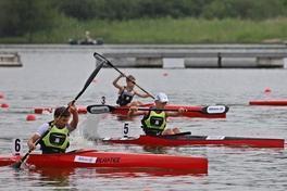 Zieleinlauf mit drei Kanus