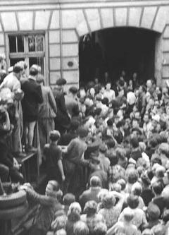 Menschenmassen vor einem Eingang