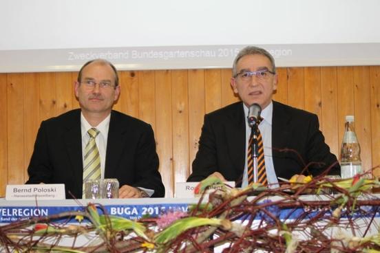 Der neue Vorsitzende der Verbandsversammlung Roy Wallenta (rechts) und sein Stellvertreter Bernd Poloski haben die Sitzungsleitung übernommen.