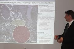 Baubeigeordneter Michael Brandt gibt einen Ausblick bis zum Jahr 2020