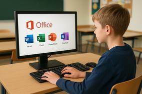 Junge vor dem PC