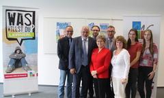 Gemeinsam werben Mario Dudek (Vertreter Koordinierungskreis), Bürgermeister Ronald Seeger, Dr. Henning v. Wittich (Wirtschaftsregion Westbrandenburg), Oberbürgermeisterin Dr. Dietlind Tiemann, Bürgermeister Ralf Tebling, Susanne Feist (Wirtschaftsförderung Brandenburg an der Havel) und Azubis der Stadtverwaltung Premnitz für den 19. Berufemarkt. (v.l.n.r.)