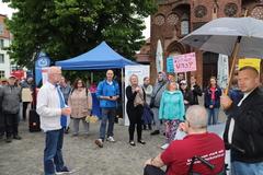 Diskussionsrunde auf dem Altstädtischen Markt.