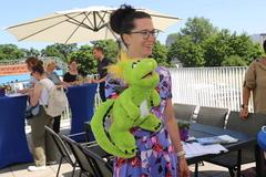 Die Beigeordnete Alexandra Adel mit einem Geschenk für die Traumwelten.