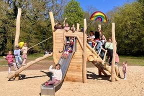 Kinder auf einem Spielgerüst