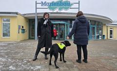 Behinderten- und Integrationsbeauftragte Katrin Tietz mit Assistenzhund Cooper.