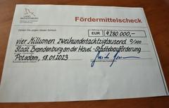 Symbolischer Fördermittelscheck