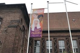 Fahnenhissung am Rathaus