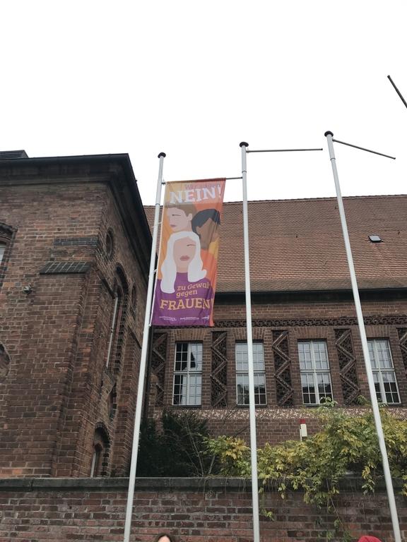 Am Tag zur Beseitigung gegen Gewalt an Frauen wird am Altstädtischen Rathaus die Flagge gehisst.
