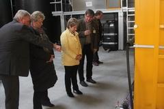 Peter Högg erklärt Umweltministerin Anita Tack und Oberbürgermeisterin Dietlind Tiemann die Anlage