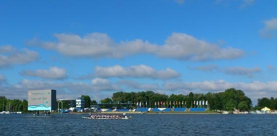 Viel Platz für Besucher der Drachenboot-DM bietet die große Tribüne der Regattastrecke. (Foto: DDV)