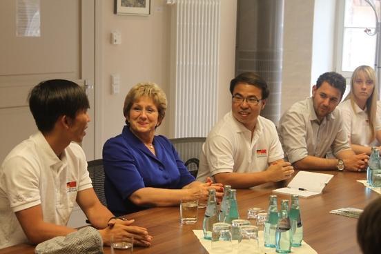 Der Übersetzer (links) hilft beim Gedankenaustausch zwischen der Oberbürgermeisterin und dem chinesischen Delegationsleiter (3.v.r.)