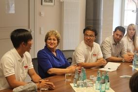 Chinesische und deutsche Jugendliche im Rathaus